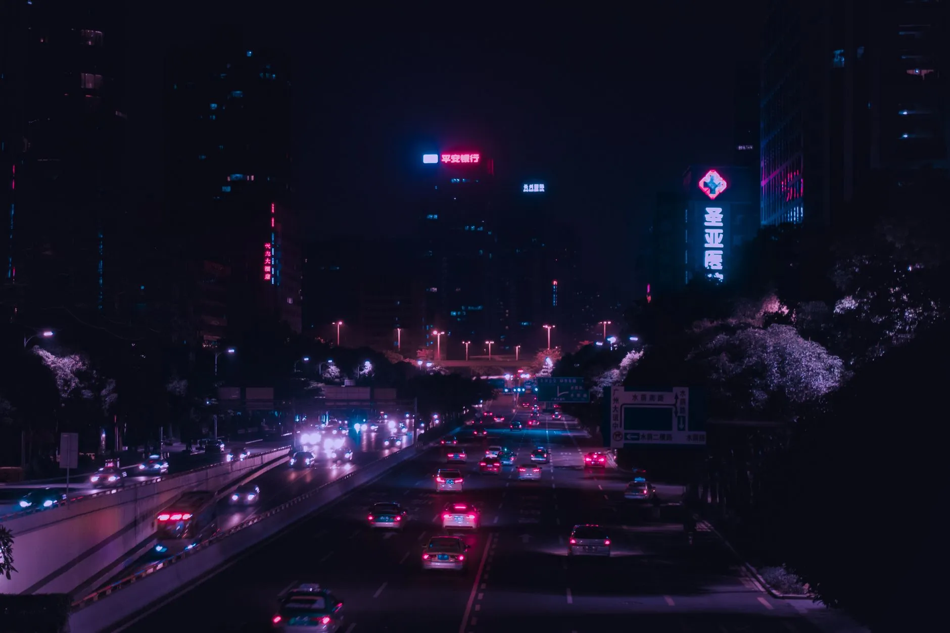2025年重庆广告片拍摄技术趋势:虚拟制片与AI后期融合应用